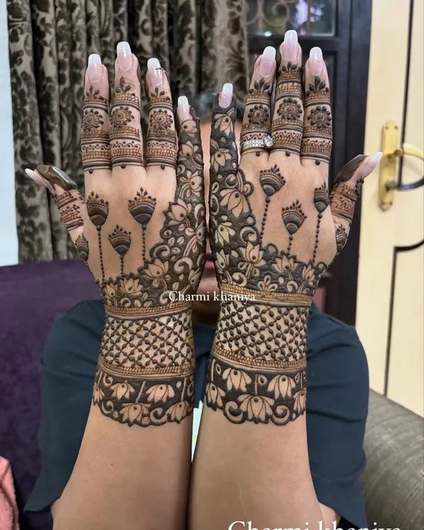 Blooming like a lotus, rooted in tradition. 🌸 This design features beautiful lotus buds on stems, creating an elegant and upward-flowing pattern on the back of the hands.