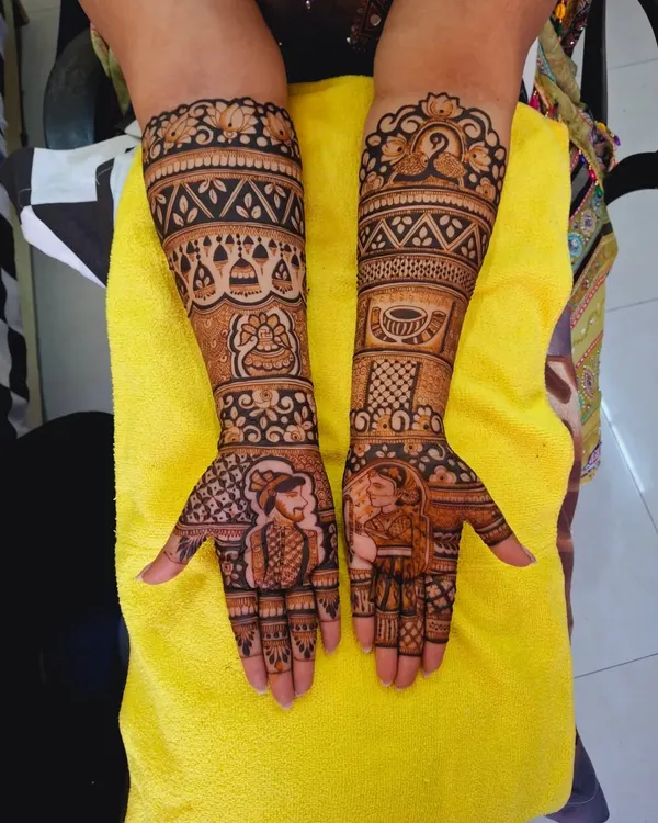 A perfect example of our custom portrait mehndi. We can create detailed figures of the bride and groom, capturing the essence of your relationship right on your hands for your special day.