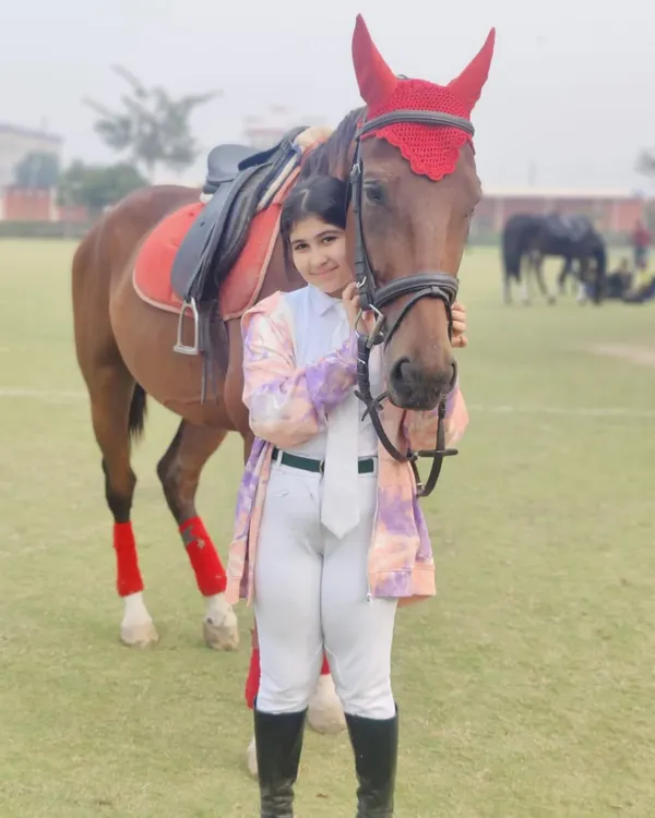 Our location is ideal for individual and fashion portraits. This young rider, dressed in full equestrian gear, poses with her horse for a classic and professional-looking shot.