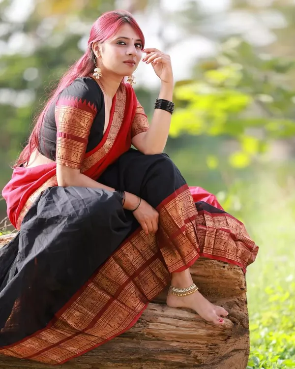 A classic portrait in a traditional red and black langa voni. We found a log by the water, which made for a perfect natural seat to capture this elegant and thoughtful pose.