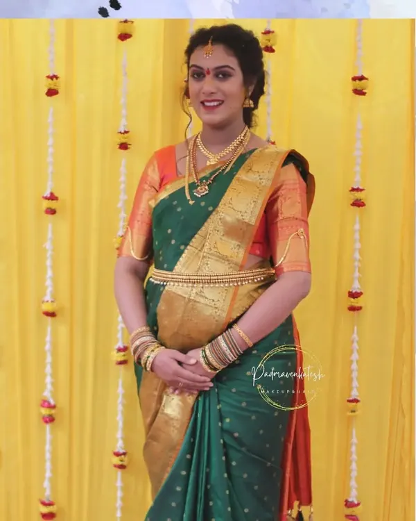 A beautiful and traditional look for a 5th-month pregnancy ritual. The makeup is kept classic and elegant, with defined eyes and glowing skin to celebrate this special milestone.