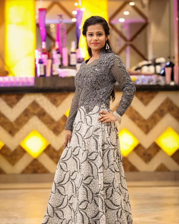 For the sister of the bride, a simple and settled makeup look was the perfect choice. It enhanced her features for the wedding photos while still feeling light and natural.