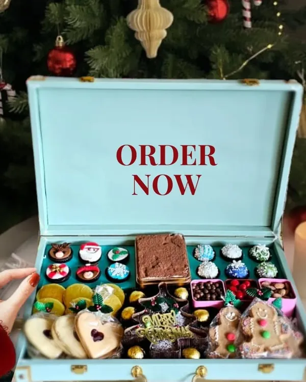 This is my signature Christmas hamper, presented in a reusable vintage-style trunk. It’s a true showstopper, filled with an assortment of my finest holiday treats including gingerbread cookies, themed cupcakes, chocolates, and plum cake, designed to create an unforgettable unboxing experience.