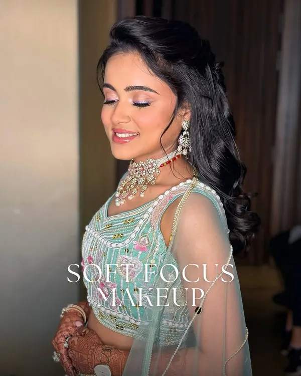 Soft-focus makeup is a huge trend for 2025, and it's my specialty. This look is all about a dreamy, blurred effect with pastel colors and glowing skin.
