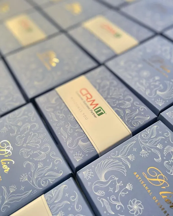 "You never get a second chance to make the first impression." These elegant blue truffle boxes were customized with the company logo for new employees at CMRIT.