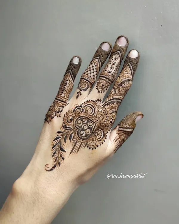 A simple yet beautiful design with a heart motif at the center. The leafy vine and detailed fingers add a touch of elegance.