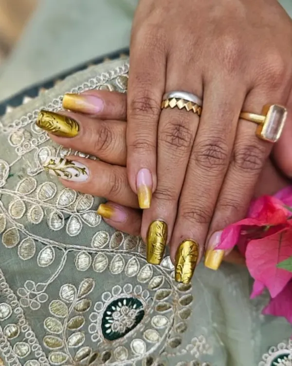 Golden hour for the bride. This opulent bridal set features a mix of gold chrome, glitter ombré, and hand-sculpted 3D floral designs, created to match the grandeur of a wedding celebration.