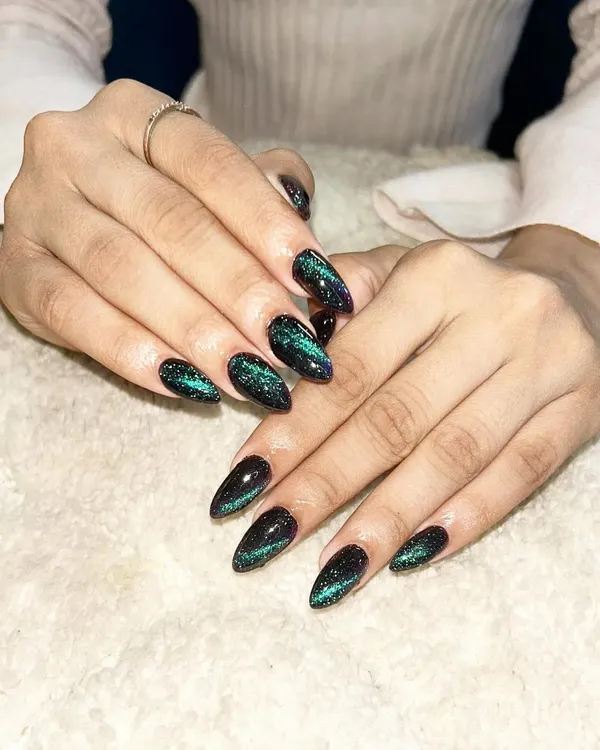 A stunning cat-eye effect on black almond-shaped nails. I teach you how to use magnets to create this mesmerizing, galaxy-like depth in the polish.