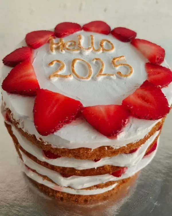 A fresh strawberry cream cake to welcome the new year. This naked-style cake shows off the beautiful layers of sponge, cream, and fresh fruit.