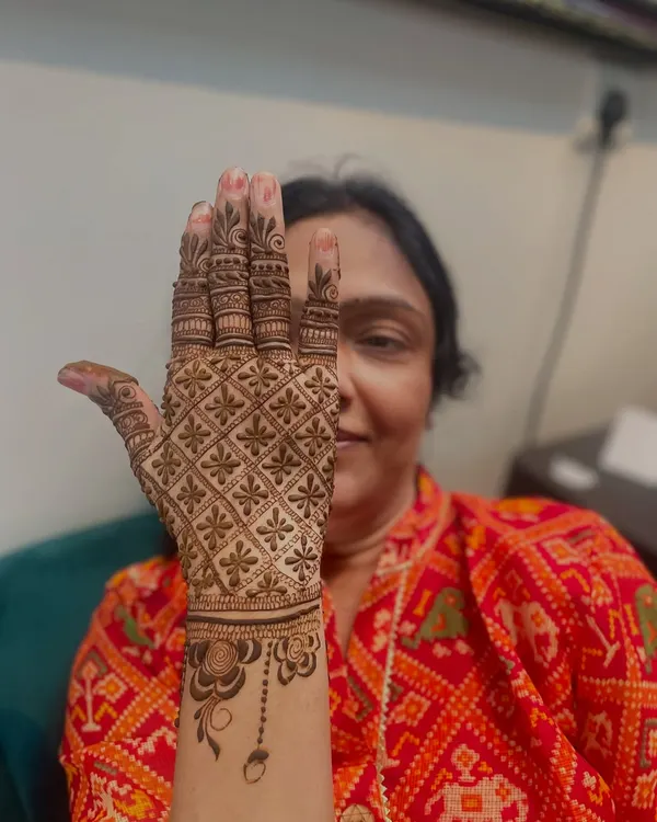 A perfect example of a full-coverage jaal pattern on the palm. This classic design is always in demand, and I will teach you how to make it neat and symmetrical.