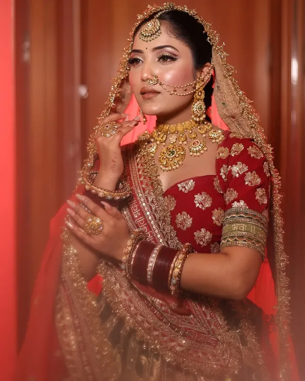 A raw, unedited shot of a classic bridal look. I focused on creating a flawless base, defined eyes, and pairing it with heavy gold jewelry for a truly royal feel. This is pure bridal elegance.