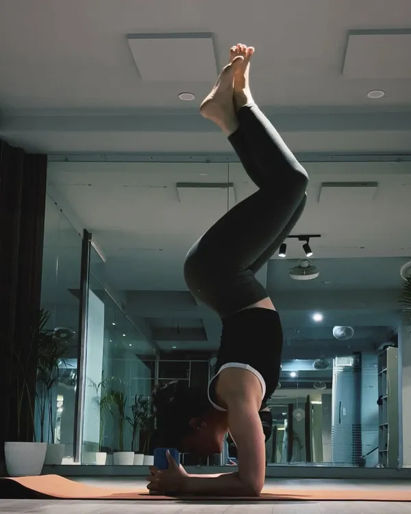 Finding my headspace with a tucked forearm stand (Pincha Mayurasana). This inversion requires significant shoulder and core strength, and is a great way to build focus.