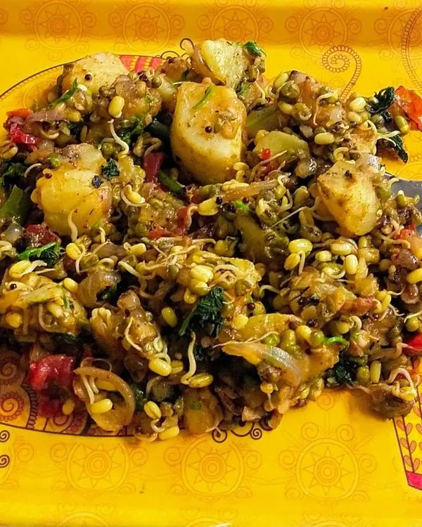 A perfect example of a healthy, high-protein, and low-calorie meal. This dish with sprouts, potatoes, and vegetables is delicious and takes you closer to your fitness goals.