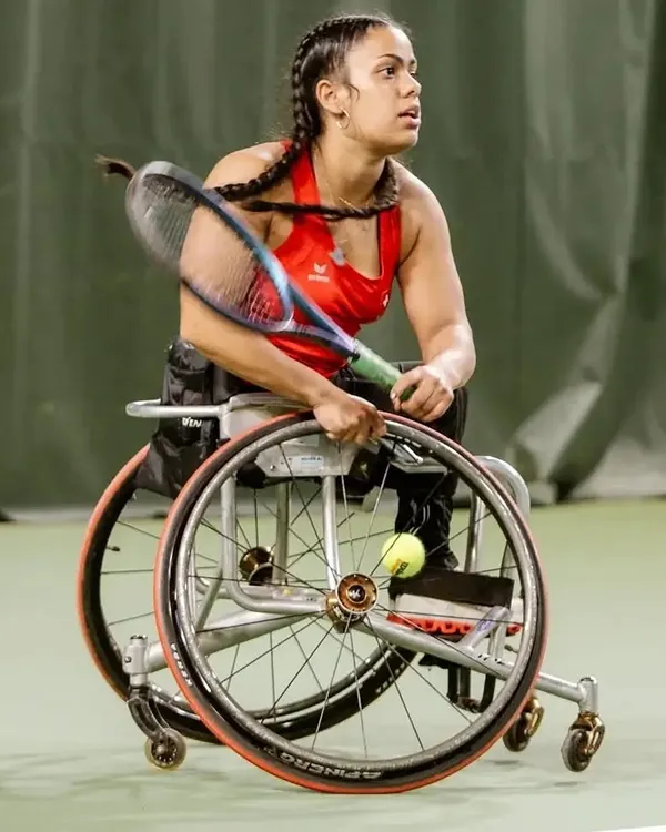 World No. 48 in ITF wheelchair singles, Nalani Buob, demonstrates her powerful and precise technique. Her presence at our camp showed our players that determination always serves an ace.