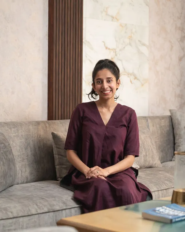 Hey there, I’m Ananya Jois, the founder and principal architect at Jois Design House. My passion is turning ordinary houses into extraordinary homes with unique, space-saving designs.