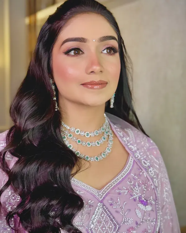 A beautiful portrait of our engagement bride. The soft glam makeup, featuring neutral tones and a luminous base, is paired with elegant waves for a timeless look.