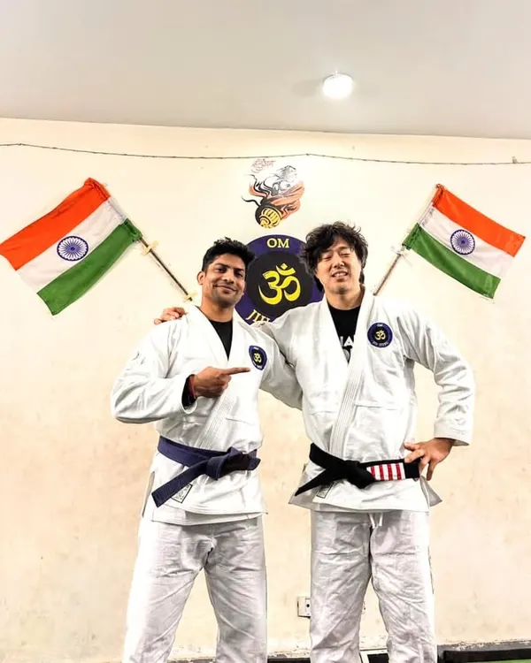A great moment with our guest coach from Korea. It's always a privilege to learn from experienced practitioners and share that knowledge with my students.
