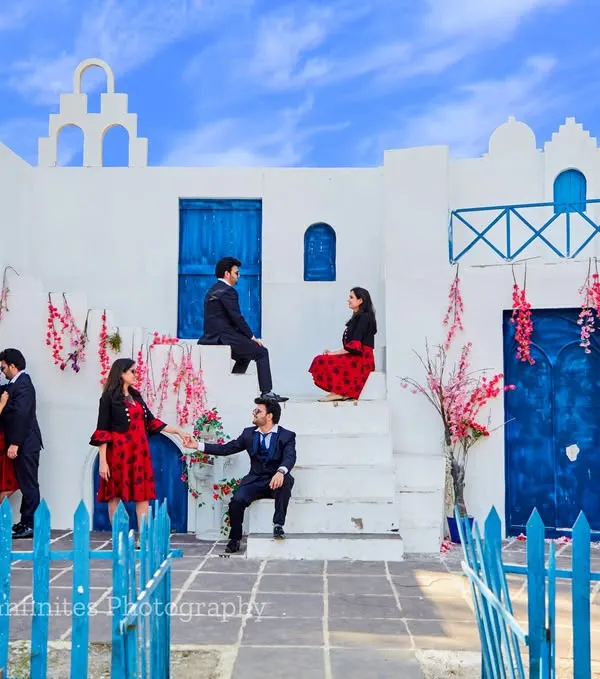Our Santorini set is large enough for creative compositions like this, capturing multiple poses of the same couple in one frame for a fun and dynamic pre-wedding photo.