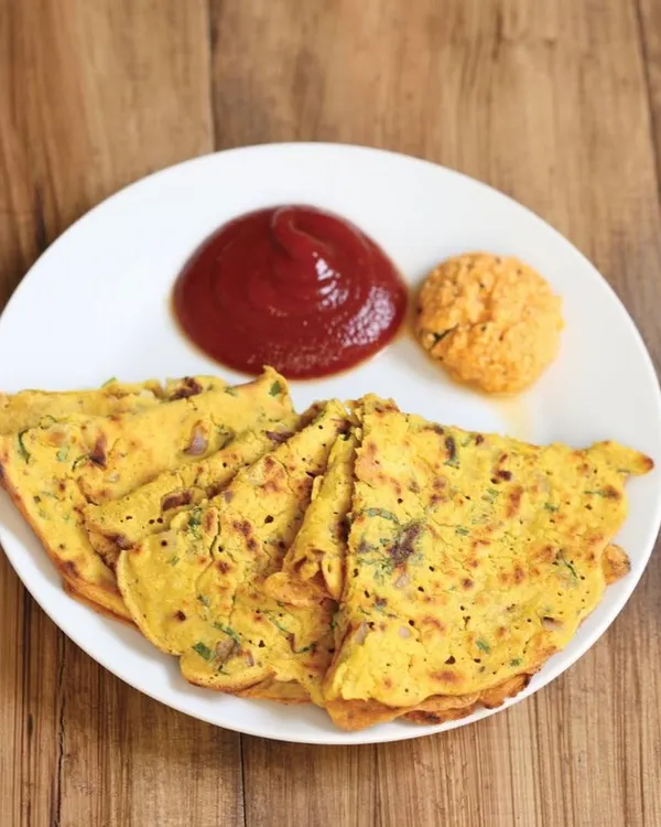 This besan chilla, made from gram flour, is a perfect example of a healthy and satisfying meal. It's packed with protein, helps in weight management, and is great for heart health and blood sugar control.