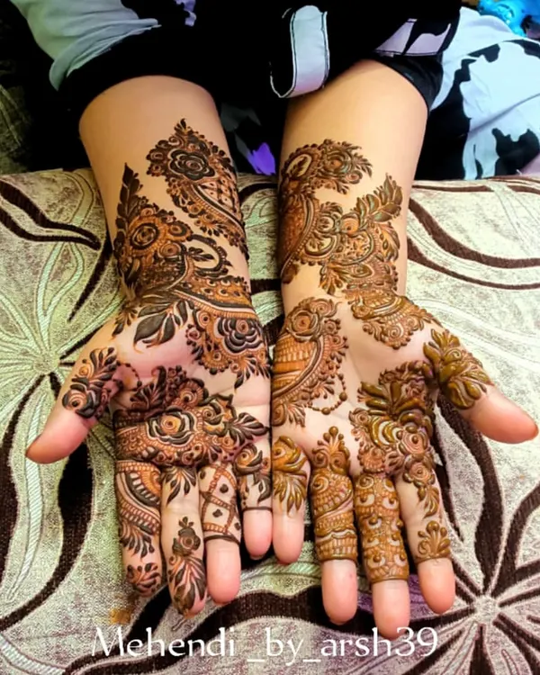 A beautiful example of guest henna. This design features elegant paisley and floral patterns that adorn the hands without being as dense as a full bridal design.