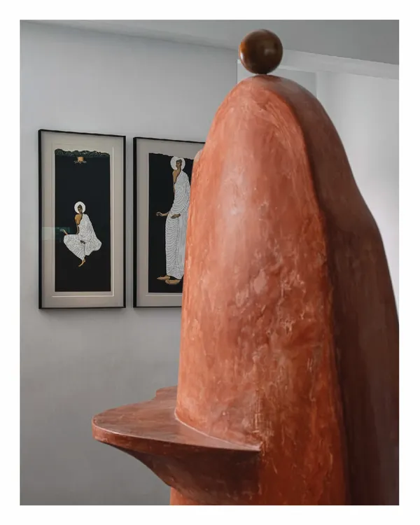 Upon entering the 'Aria' home, guests are greeted by this terracotta red sculptural wall, which we call 'The Melting Candle'. Hand-carved from plaster, it obstructs the full view, creating intrigue and setting an artistic tone from the very first step.
