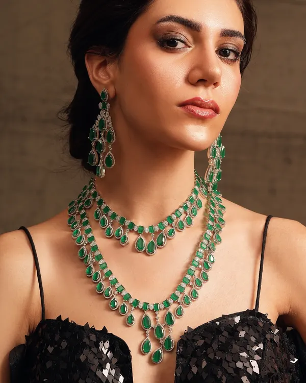 Diamond brilliance for your grandest nights. This layered diamond and emerald necklace is the epitome of cocktail glamour, designed to catch the light from every angle.