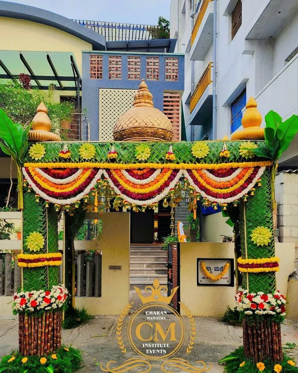 This is the kind of grand, traditional welcome I love to create. I build these *chappara* entrances entirely by hand using woven coconut leaves, fresh flower garlands, and sugarcane pillars. It’s a 100% eco-friendly design that brings a divine feeling to any housewarming or wedding.
