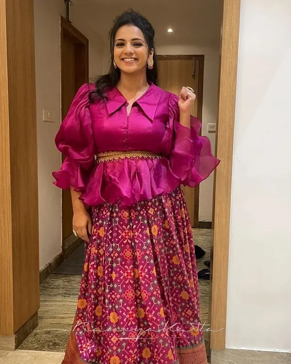 The talented actress Sruthi Hariharan looks amazing in our lavender Patola skirt paired with a solid organza peplum top with dramatic sleeves.