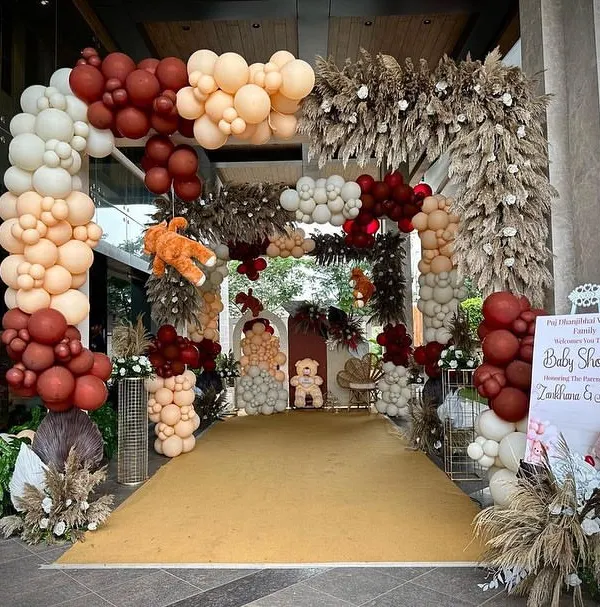 This grand entrance sets the tone for an unforgettable boho-themed baby shower. I used a rich palette of earthy brown, peach, and cream balloons, accented with dried pampas grass, to create a warm and welcoming path for guests.