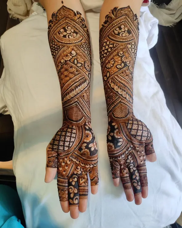 This is my signature full bridal henna, featuring dense, traditional Indian patterns. I love how the intricate checks, florals, and paisleys come together to cover the hands and arms in a classic design fit for a queen.