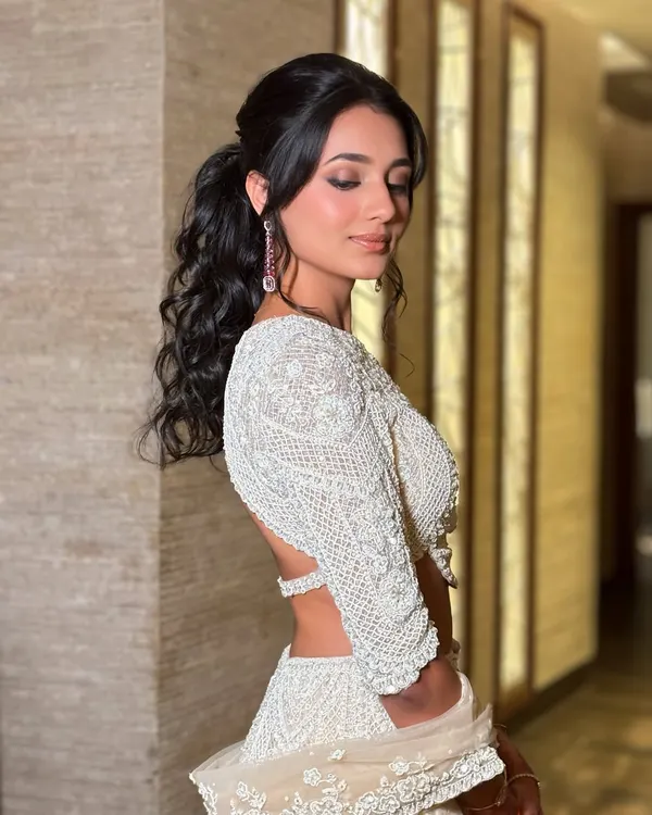 Kopal was reception-ready with this stunning look. We did a soft brown smokey eye and a chic, curly ponytail, creating a modern and glamorous vibe that was perfect for her white Seema Gujral lehenga.