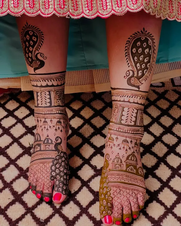 Your feet deserve just as much attention. I specialize in elaborate foot mehendi, featuring bold peacock motifs and architectural dome patterns that look stunning with bridal footwear.