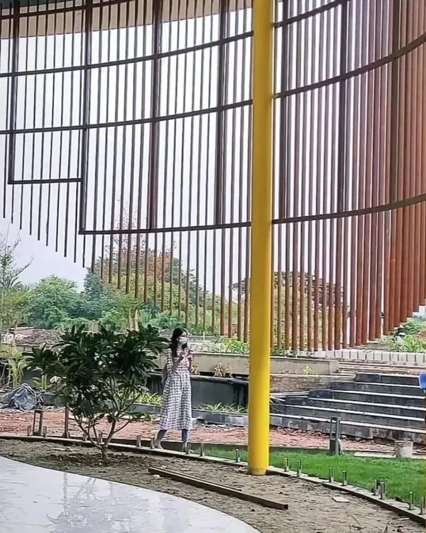 This image shows the versatile application of Tipwood, a fantastic wood substitute. Here it is used to create a stunning, large-scale curved facade.