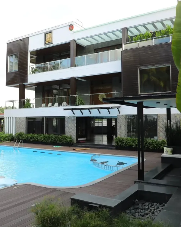 This poolside and residence project shows how I integrate modern architecture with the natural environment. The result is a seamless flow between indoor and outdoor living, featuring a large pool, custom decking, and layered plantings.