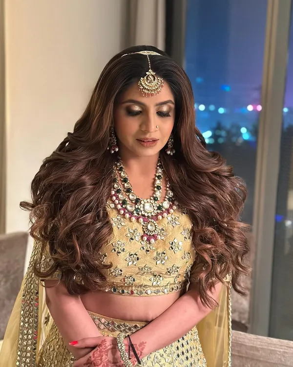 An ethnic yet chic look for a wedding event. These voluminous open curls paired with a maang tikka create a glamorous and traditional style, all thanks to the fullness from my extensions.
