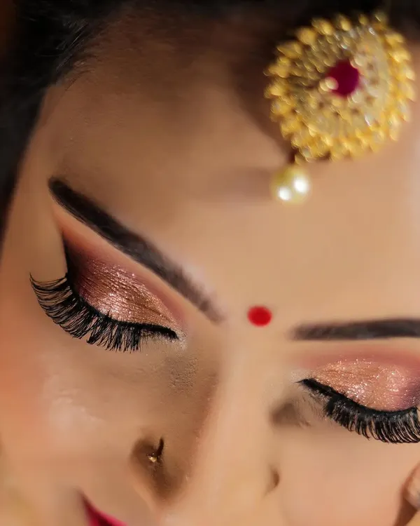 A close-up of these stunning shimmery reception eyes. I use a combination of matte and glitter shadows to create depth and dimension.