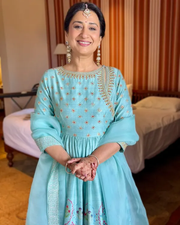 A graceful glow for a gorgeous mother of the groom. We kept her makeup minimal and focused on enhancing her beautiful features with hydrated skin and lifted eyes.