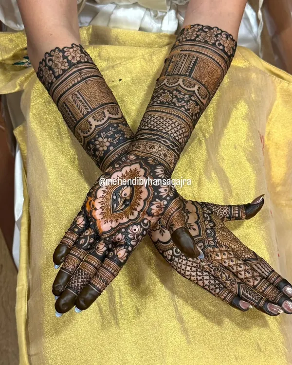 The back of the hands showing a perfectly symmetrical design. This full-coverage look features bold bands, intricate fillers, and a central floral motif, creating a timeless and elegant feel.