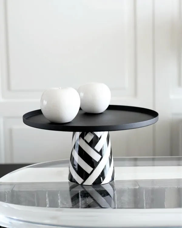 The Uma Black Collection is a philosophy. This modern black and white cake stand, with its bold graphic base, embodies a belief in simplicity and understated luxury, perfect for the contemporary home.