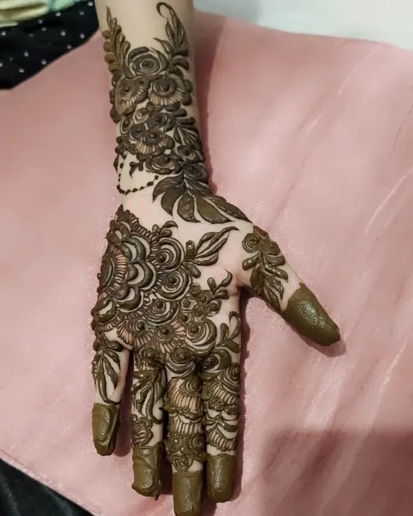 This full-hand design is packed with intricate floral and rose motifs. I use careful shading and layering to give the flowers a three-dimensional feel, creating a truly luxurious and detailed piece of art.