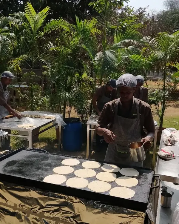 Our live tawa station is perfect for serving hot, freshly made Indian breads like rotis and parathas. Our chefs prepare them on the spot at an outdoor event, ensuring every guest enjoys them straight from the pan.