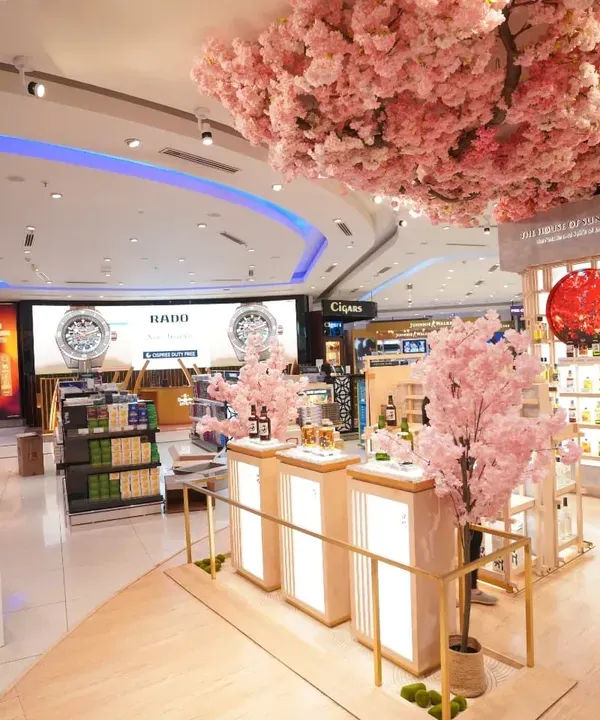 A themed product display for a cosmetics brand at the airport duty-free. We focus on capturing the details of temporary installations and visual merchandising, like this cherry blossom theme, to support marketing campaigns.