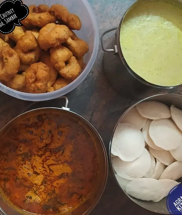 A classic breakfast combination of mini idlis and medu vadas, delivered in bulk. I also provide flavorful sambar and coconut chutney, making it a complete and satisfying meal.