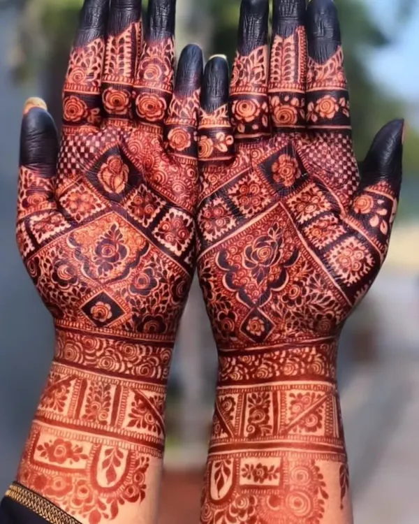 Absolutely obsessed with this stain. This is the result of leaving my organic mehendi on for a good amount of time. The color is just incredible.