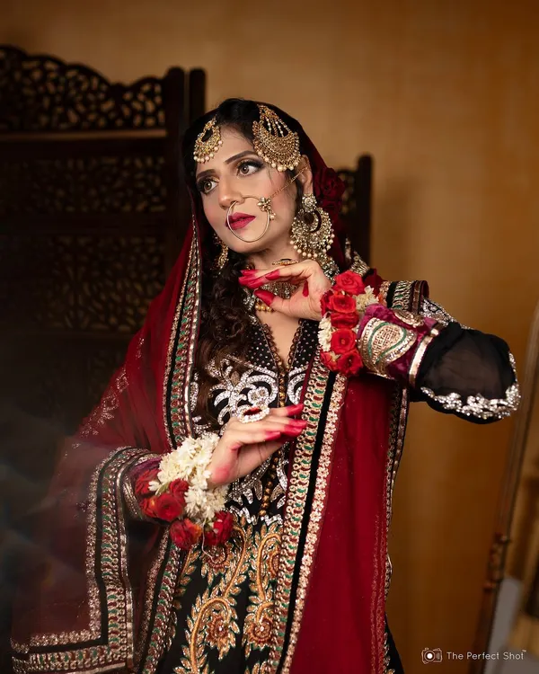 A full bridal ensemble featuring a custom choker, matching earrings, and a traditional passa. Each piece is designed to harmonize, creating a look of timeless grace for the modern bride.