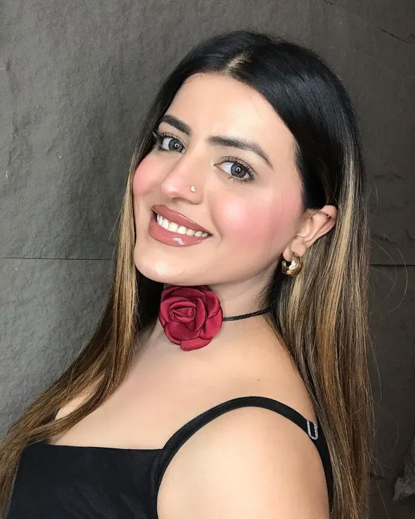 This is the first look from my June self-makeup course, and I'm wearing it myself. It's a no-foundation look using only concealer as a base, perfect for a natural yet glam finish.
