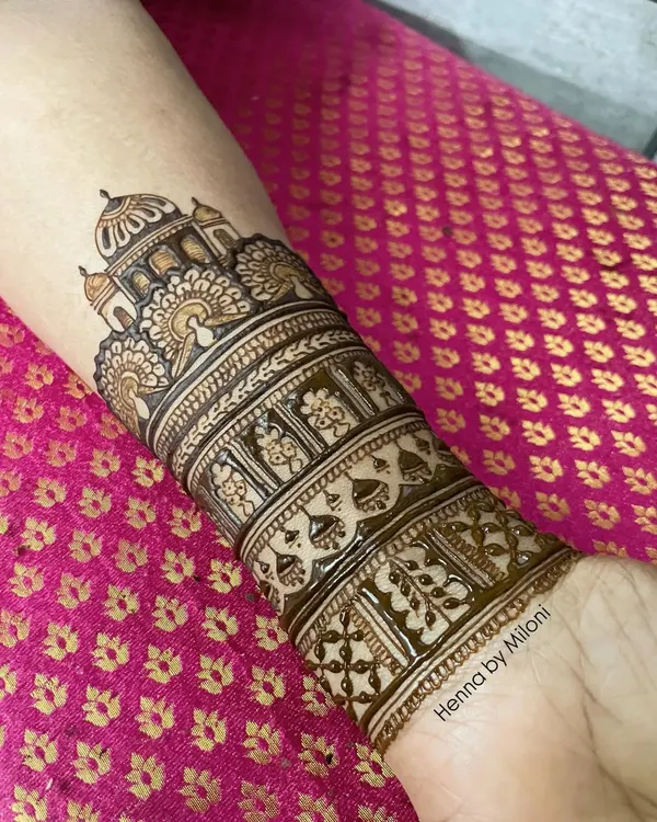 An elegant and detailed cuff design for the bride's mom. The architectural pattern is sophisticated and complements the bridal mehendi without overshadowing it.
