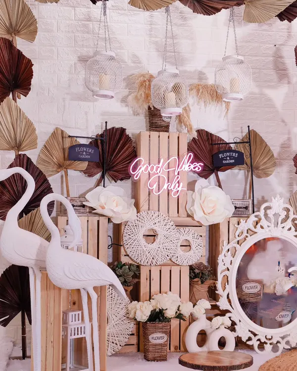 This is the essence of my boho vibe. A beautiful arrangement of dried palm leaves, pampas grass, macrame details, and a "Good Vibes Only" neon sign creates a warm and inviting entrance or photo booth.