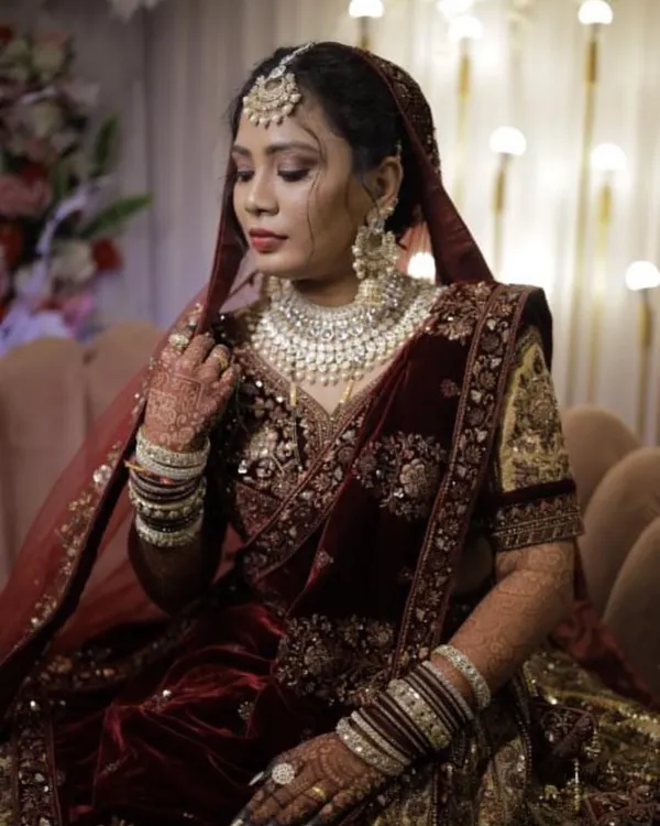 A bride deserves to feel her most beautiful. This complete bridal jewellery set, featuring a heavy necklace, maang tikka, and matching earrings, is available for rent for your big day.