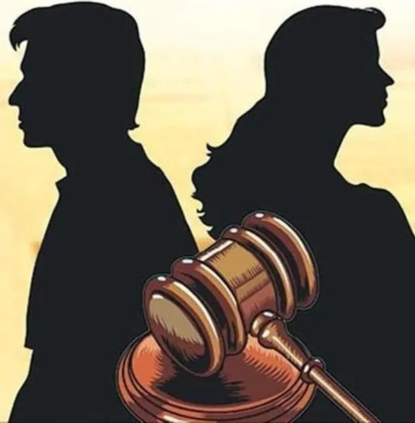 This image of separated silhouettes with a gavel represents the legal finality of divorce. The process is complex, which is why having an experienced lawyer is crucial to protect your interests and those of your children.